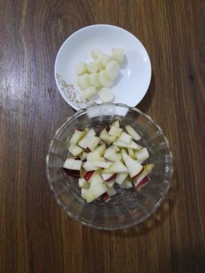 2、铁杆山药提前蒸熟，去皮后切块，苹果洗净切2*2厘米左右的块。