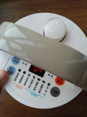 4、安装好豆浆机，选择奶昔功能，开始工作，奶昔几分钟就做好了。