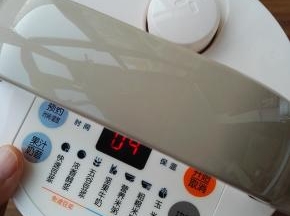 4、安装好豆浆机，选择奶昔功能，开始工作，奶昔几分钟就做好了。