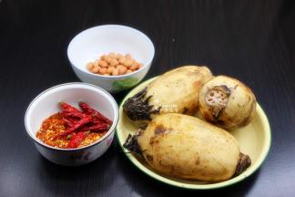 准备食材：莲藕、花生米、干辣椒等食材；