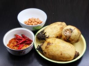 准备食材：莲藕、花生米、干辣椒等食材；