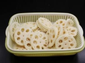 莲藕去皮，洗净，切片；