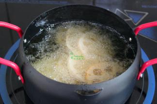 继续炸莲藕片，炸好捞出，沥干油；