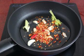 热锅，倒油，煸香蒜片、放入干辣椒、花椒、煸炒香味；