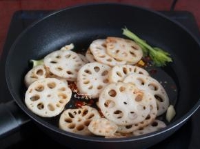 把炸过莲藕片加入，翻炒；