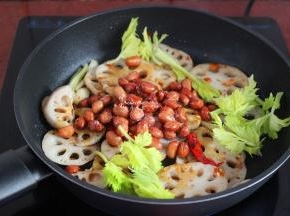 花生米、香菜加入，翻炒；