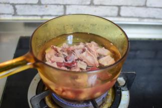 牛肉块放凉水，加热，不要加锅盖