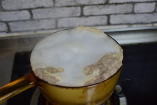 大火烧开，撇去浮沫