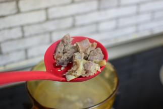 捞出牛肉，把水倒掉