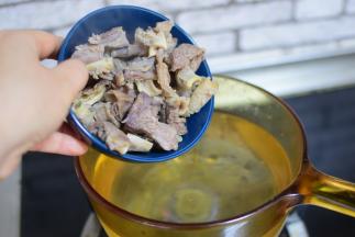 再重新加清水，把焯过的牛肉加进去