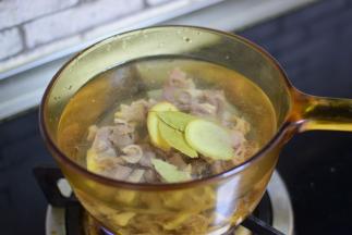 加姜片和香叶，大火烧开，转小火继续煮一个小时