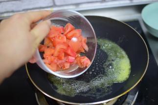 锅中加黄油，融化后加番茄块