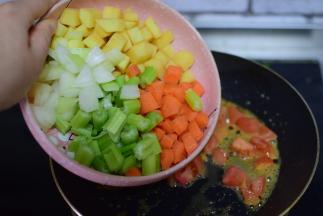 加入青菜，炒匀