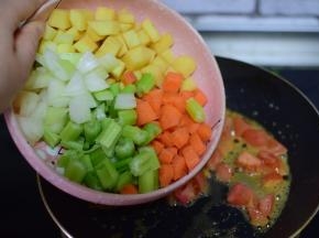 加入青菜，炒匀