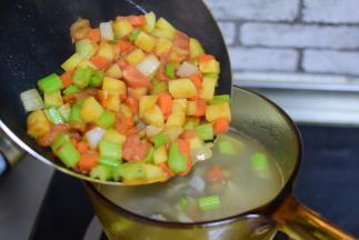 倒在煮了一个小时的牛肉汤里