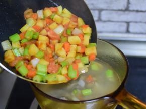 倒在煮了一个小时的牛肉汤里