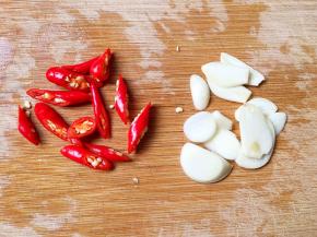 小红尖椒切段、大蒜切片。