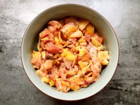 将鸡肉洗净加入适量生抽、花椒油、料酒拌匀腌制10分钟。