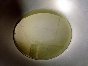 热锅倒油烧至八成热。