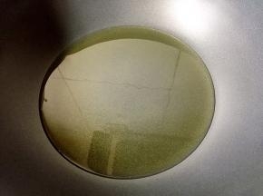 热锅倒油烧至八成热。