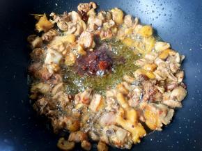 放入豆瓣酱炒出香味。