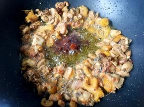 放入豆瓣酱炒出香味。