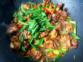 最后放入蒜苗叶炒断生就可以出锅了！