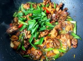 最后放入蒜苗叶炒断生就可以出锅了！