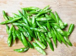 将青椒洗净切成斜段。