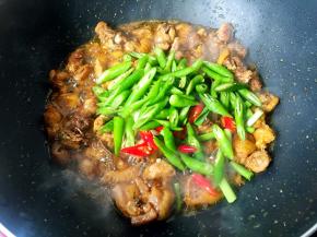 放入除蒜苗叶外的所有材料翻炒均匀。