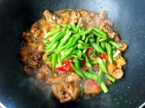 放入除蒜苗叶外的所有材料翻炒均匀。