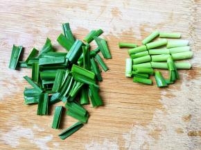 蒜苗切成小段，蒜头和蒜叶分开放。