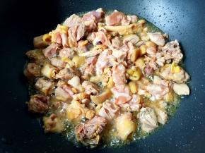 放入鸡肉煸干水份。鸡皮稍出油的状态就可以了。