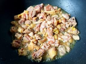 放入鸡肉煸干水份。鸡皮稍出油的状态就可以了。