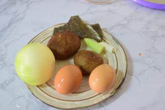 准备蔬菜、鸡蛋