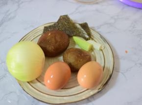 准备蔬菜、鸡蛋
