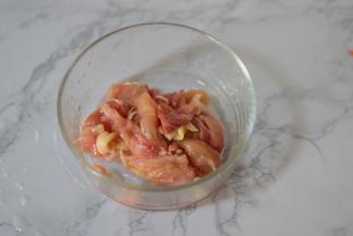 鸡腿去骨头，切条