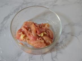 鸡腿去骨头，切条
