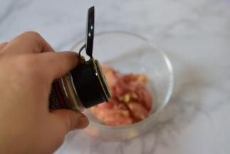 加胡椒粉，拌匀，腌制15分钟