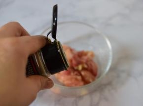 加胡椒粉，拌匀，腌制15分钟
