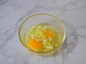 鸡蛋打入碗中，加葱花