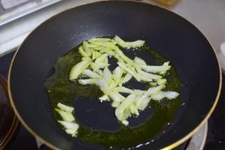 锅中油热，加洋葱炒香