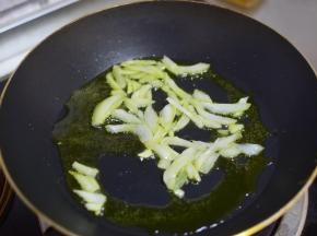 锅中油热，加洋葱炒香