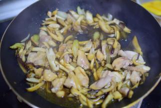 炒至鸡肉八分熟