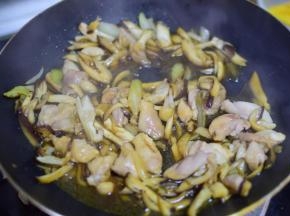 炒至鸡肉八分熟