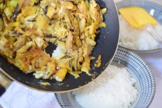 淋在米饭上，拌匀就可以享用啦！