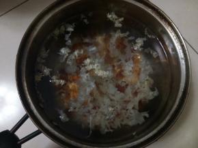 桃胶放入锅中，奶锅就可以，炖好了正好够一家三口喝一顿的。银耳不需要提前泡发，我是用剪刀直接把干的银耳剪成特别小的块放入锅中，一来大块的炖熟了会变更大，不喜欢那个口感；二来，体积越小越容易炖出胶质。放四分之三锅的水。