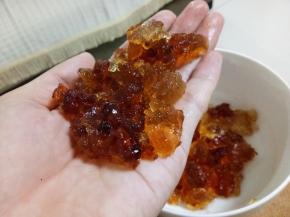 一小把桃胶就可以了，泡发以后会变很多。如果桃胶品质不够好要把里面的杂质挑出来。我每次都是泡半天它就完全发起来了。