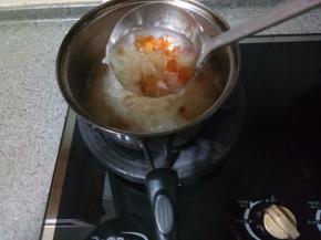 先开大火煮至水沸腾，然后转小火，盖上锅盖留一点缝隙，慢慢炖煮。大概需要小火炖一个多小时，中途可以自己检查下，用汤勺舀起再缓缓倒入锅中，发现汤汁流动变缓慢，滴落到锅里不是哗哗的水声的就是开始出胶了，这时候可以根据自己的口味喜好放入冰糖。再炖煮大约半个小时，这时再舀起来倒入时汤汁看起来就是很浓稠的了，就可以关火了。