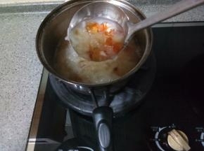 先开大火煮至水沸腾，然后转小火，盖上锅盖留一点缝隙，慢慢炖煮。大概需要小火炖一个多小时，中途可以自己检查下，用汤勺舀起再缓缓倒入锅中，发现汤汁流动变缓慢，滴落到锅里不是哗哗的水声的就是开始出胶了，这时候可以根据自己的口味喜好放入冰糖。再炖煮大约半个小时，这时再舀起来倒入时汤汁看起来就是很浓稠的了，就可以关火了。